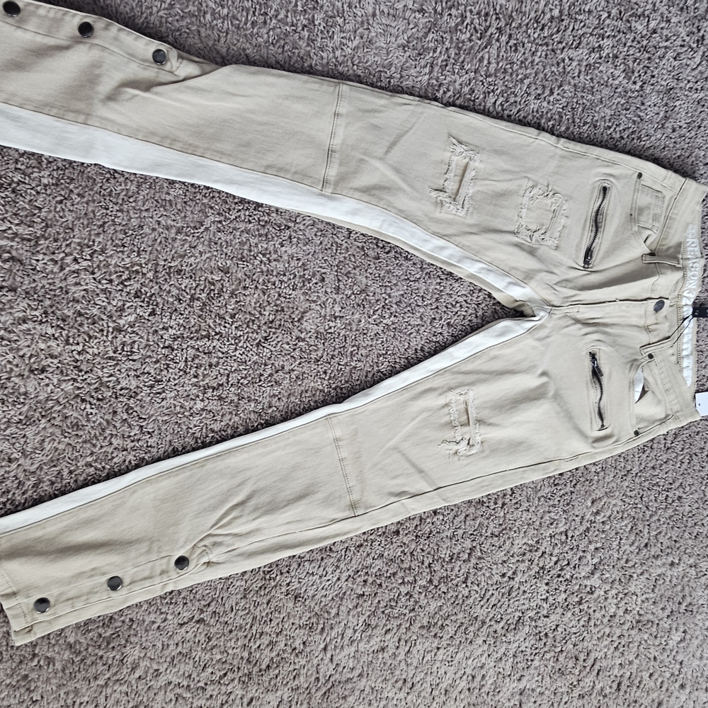 Brand New Jeans Woth Bottons